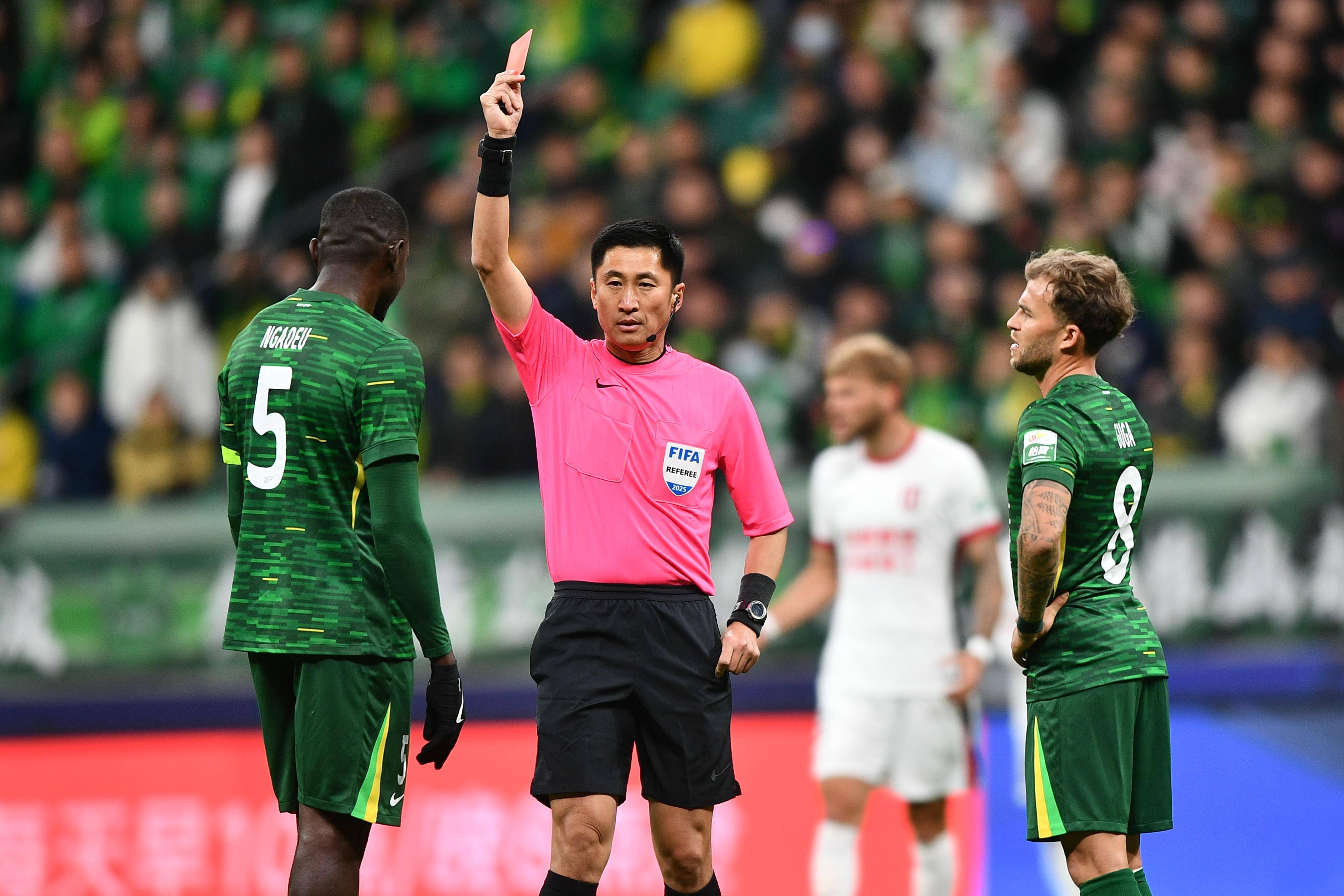 赛前荷甲传出新动向；皇家社会回应争议；管理层表态：气氛紧张；球队文化再被提及