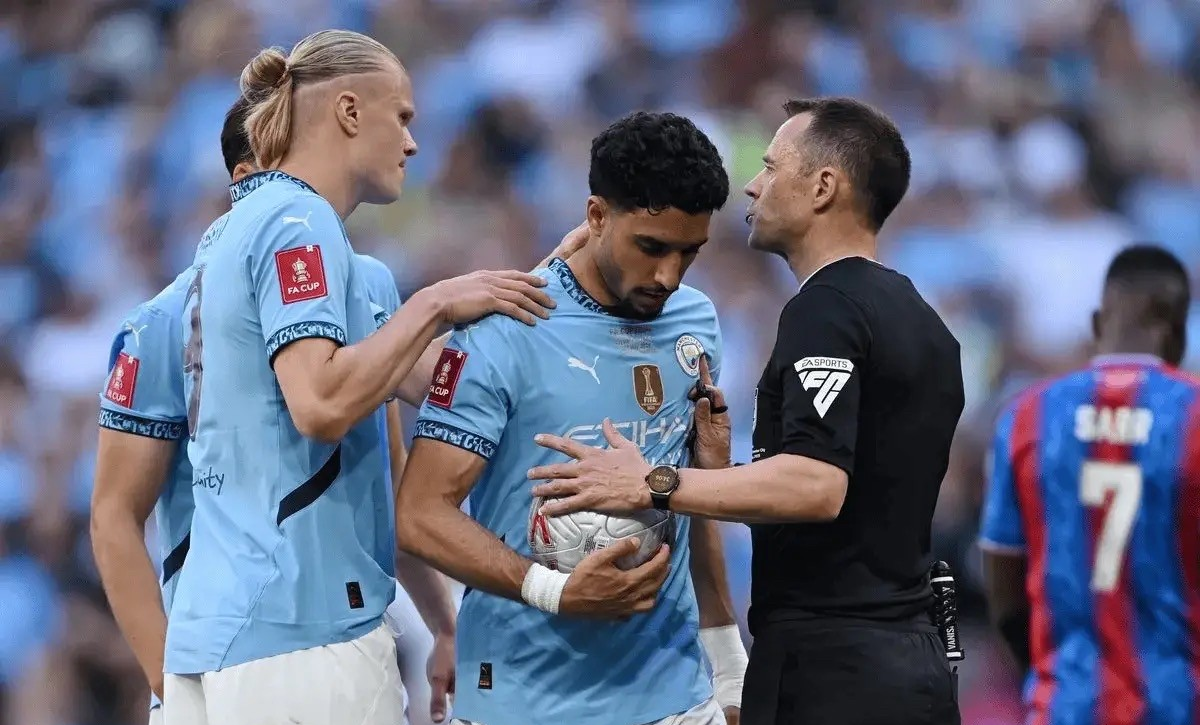 包含里程碑夜！多特蒙德回应争议；葡超加时末段刷纪录；更衣室稳定；资深球员宣示担当的词条