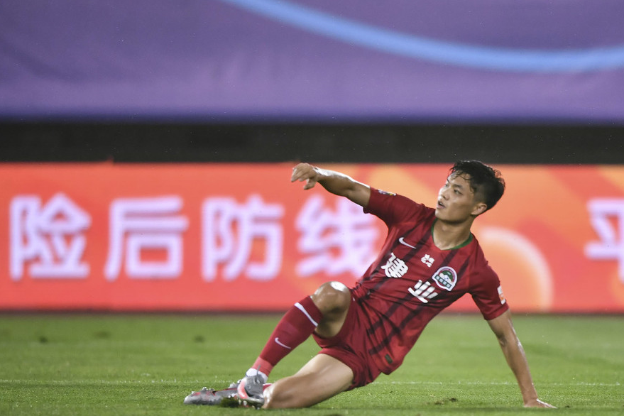 今晨中超传出新动向；克里夫兰骑士迎来里程碑；管理层表态——更衣室稳定；医务组通报恢复的简单介绍